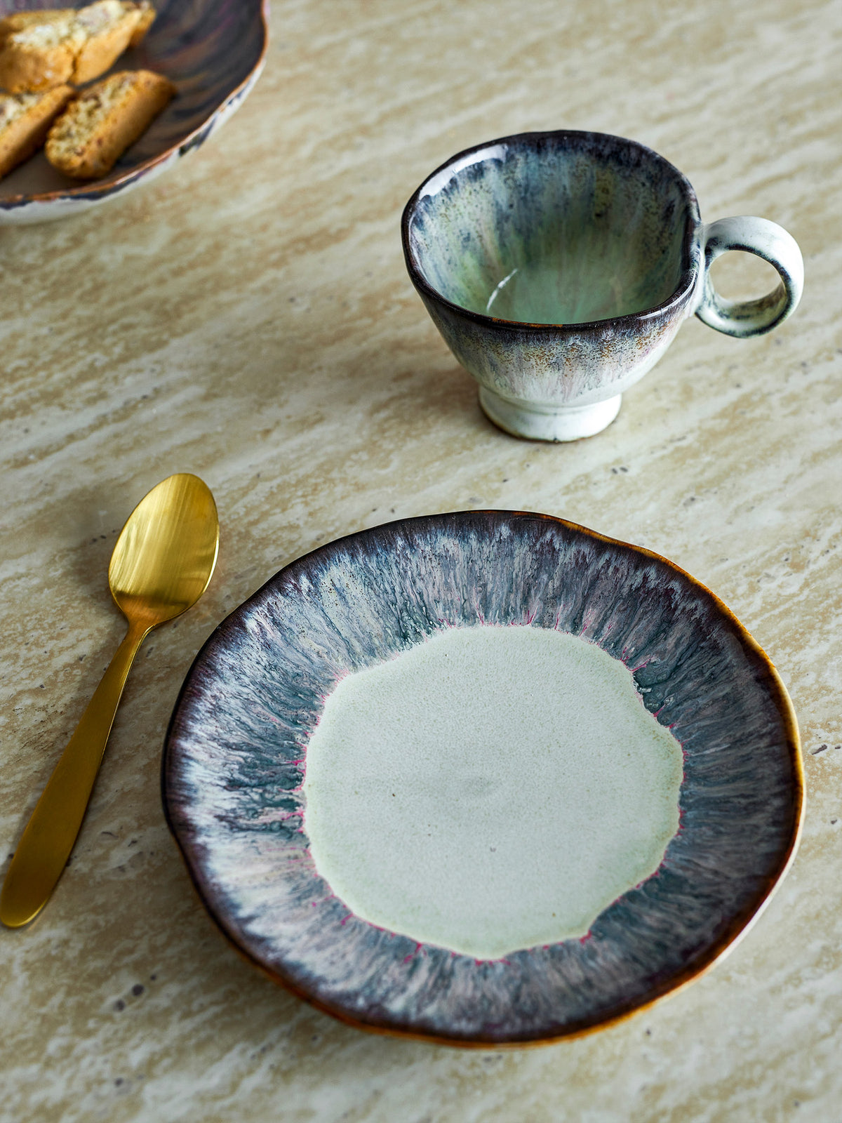 Imogen Teller, Bunt, Steingut in Multi präsentiert im Onlineshop von KAQTU Design AG. Teller ist von Bloomingville