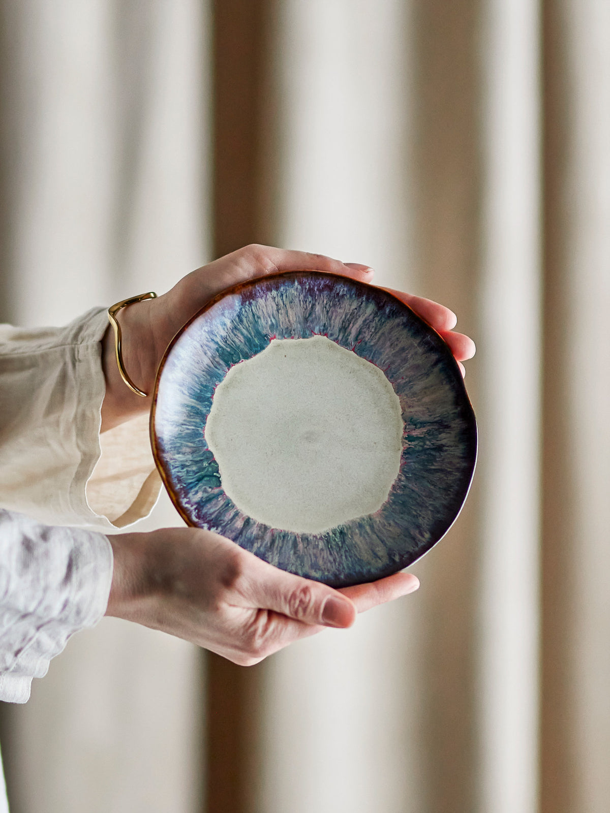 Imogen Teller, Bunt, Steingut in Multi präsentiert im Onlineshop von KAQTU Design AG. Teller ist von Bloomingville