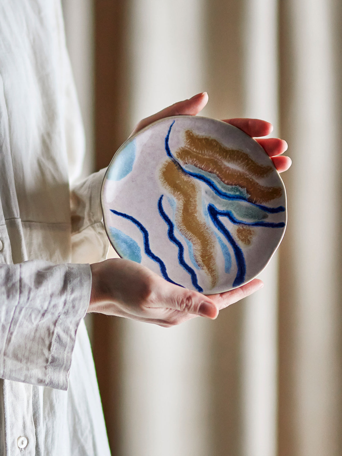 Imogen Teller, Bunt, Steingut in Multi präsentiert im Onlineshop von KAQTU Design AG. Teller ist von Bloomingville