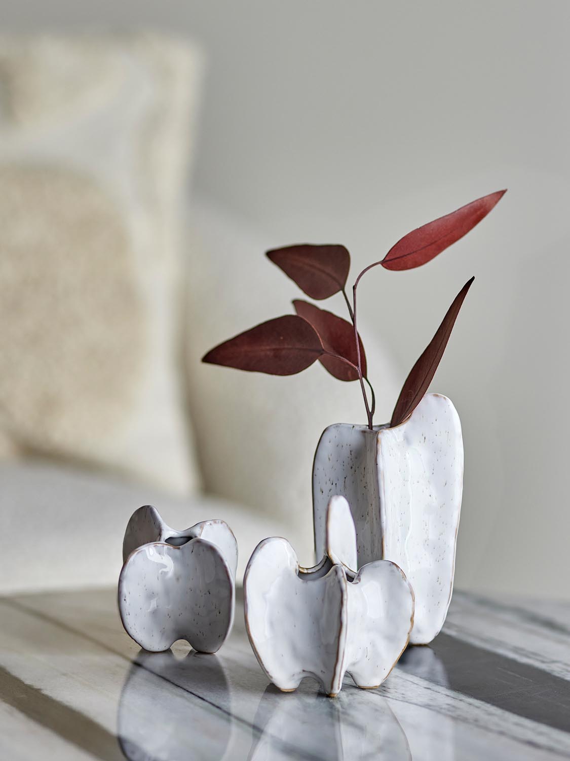 Jayce Vase, Weiß, Steingut in White präsentiert im Onlineshop von KAQTU Design AG. Vase ist von Bloomingville