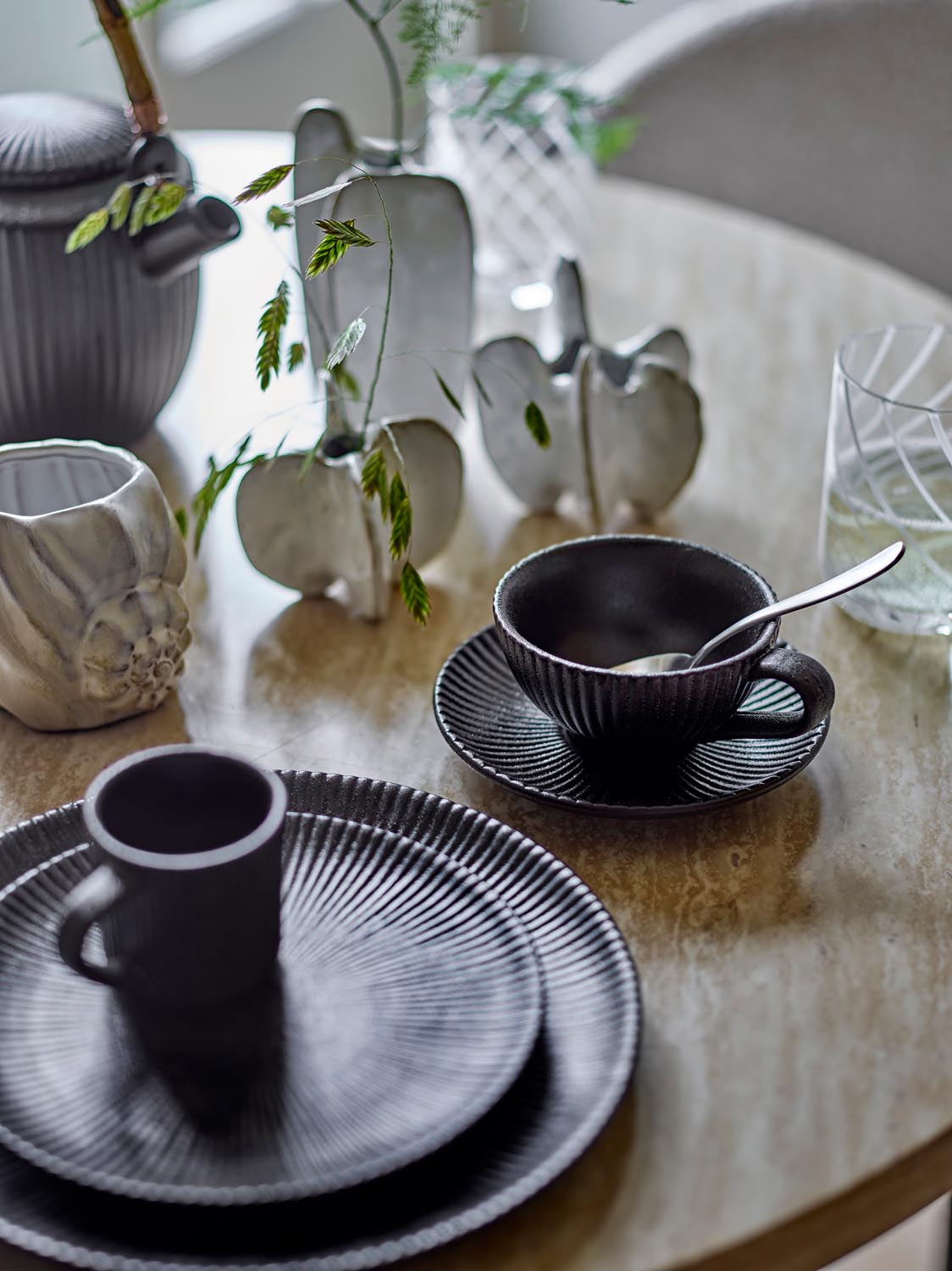 Neri Cappuccinotasse mit Untertasse, Schwarz, Steingut in Black präsentiert im Onlineshop von KAQTU Design AG. Tasse ist von Bloomingville