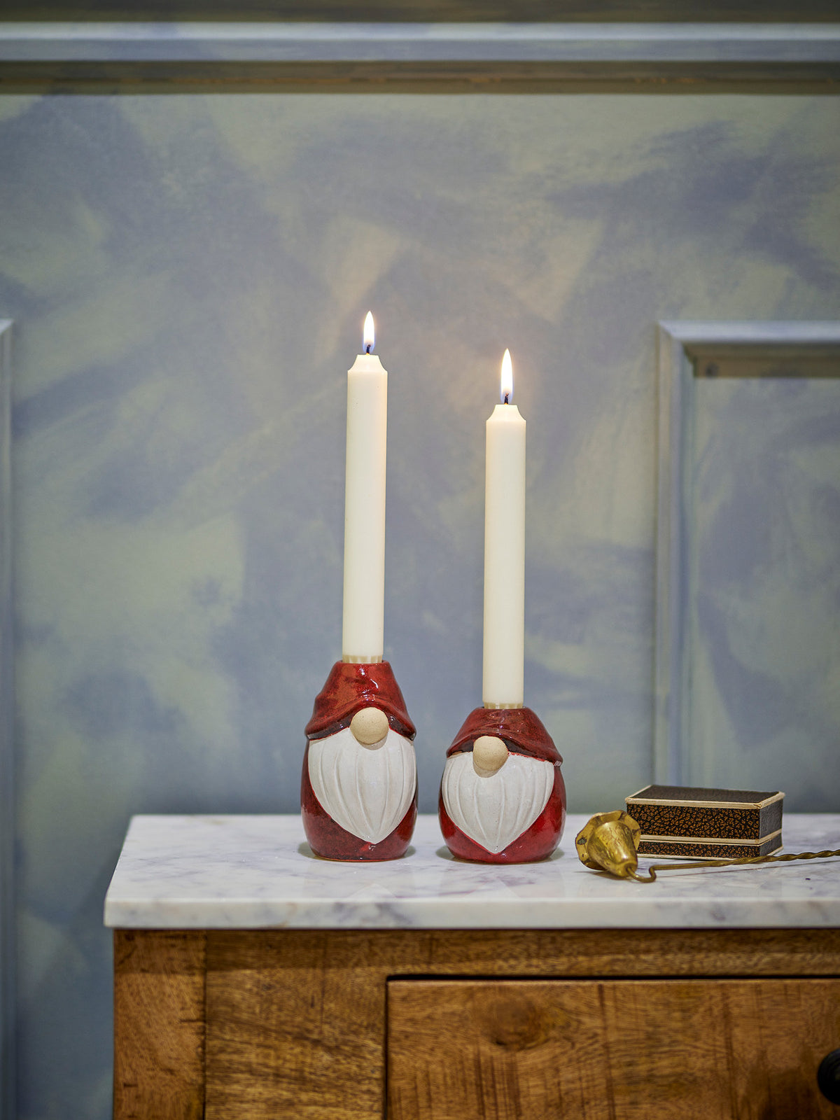 Lyda Kerzenhalter, Rot, Steingut in Red präsentiert im Onlineshop von KAQTU Design AG. Kerzenständer ist von Bloomingville