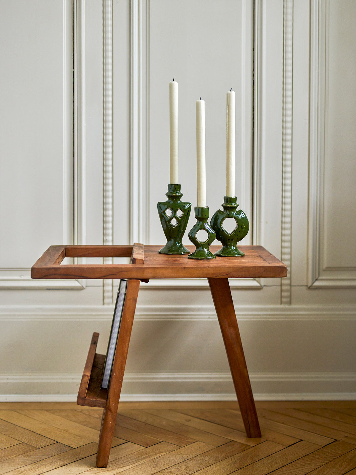 Weio Kerzenhalter, Grün, Steingut in Green präsentiert im Onlineshop von KAQTU Design AG. Kerzenständer ist von Bloomingville