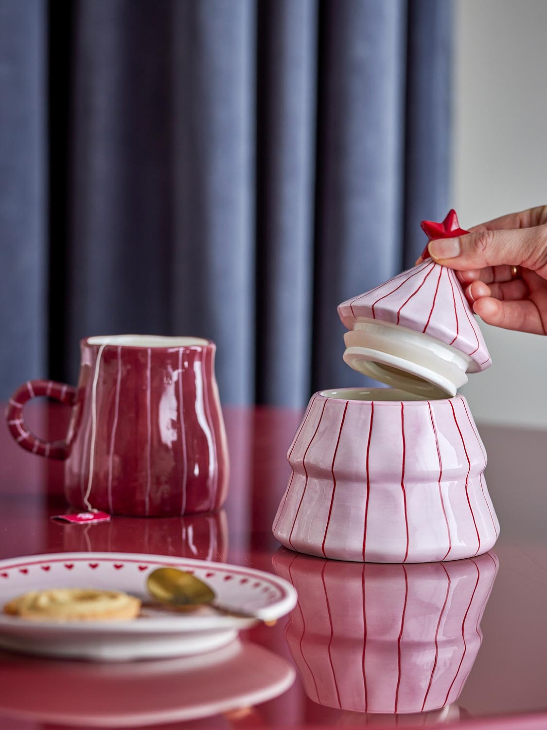 Shirly Gefäß mit Deckel, Rose, Steingut in Rose präsentiert im Onlineshop von KAQTU Design AG. Kanne ist von Bloomingville