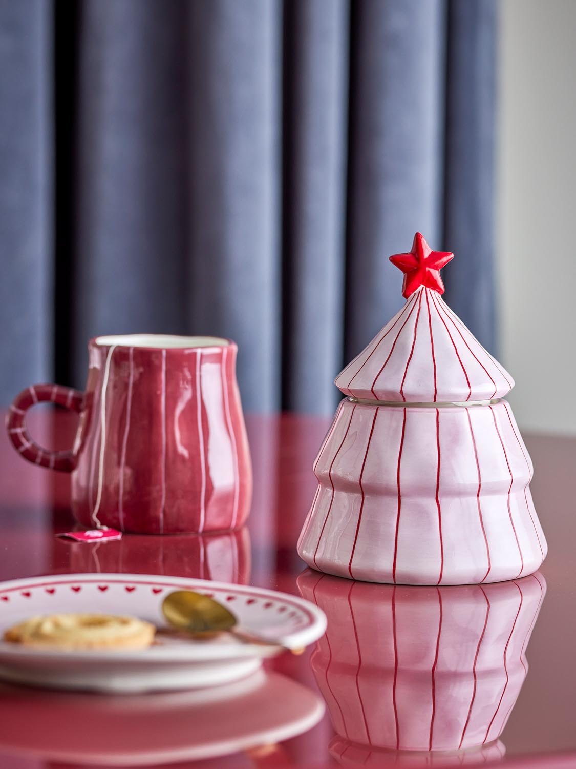 Shirly Gefäß mit Deckel, Rose, Steingut in Rose präsentiert im Onlineshop von KAQTU Design AG. Kanne ist von Bloomingville