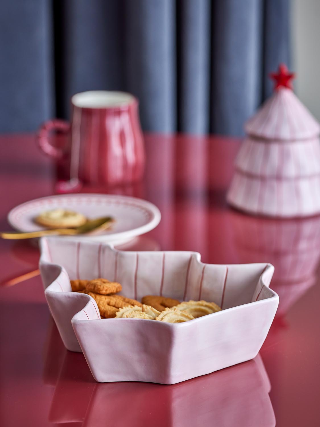 Shirly Servierplatte, Rose, Steingut in Rose präsentiert im Onlineshop von KAQTU Design AG. Käsezubehör ist von Bloomingville