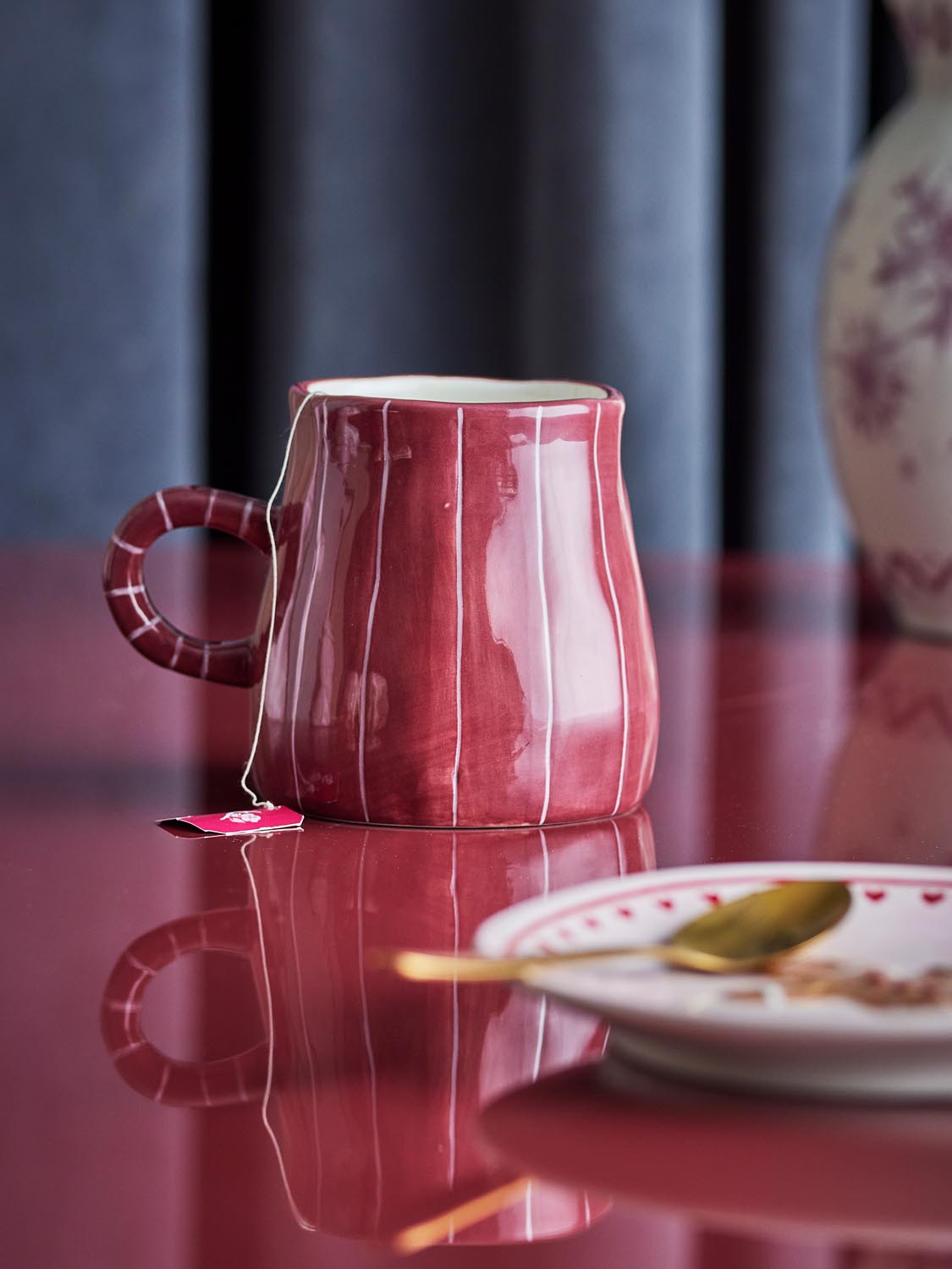 Shirly Becher, Bunt, Steingut in Multi präsentiert im Onlineshop von KAQTU Design AG. Tasse ist von Bloomingville