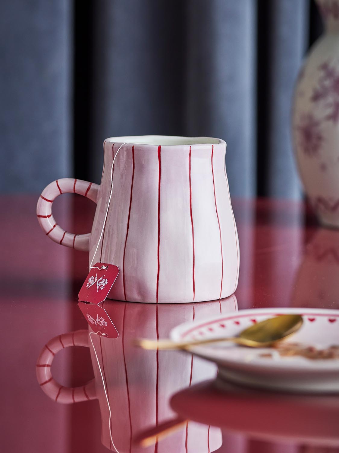 Shirly Becher, Bunt, Steingut in Multi präsentiert im Onlineshop von KAQTU Design AG. Tasse ist von Bloomingville