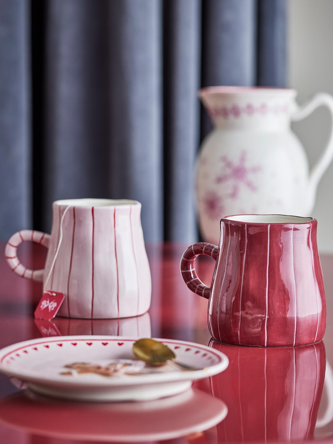 Shirly Becher, Bunt, Steingut in Multi präsentiert im Onlineshop von KAQTU Design AG. Tasse ist von Bloomingville