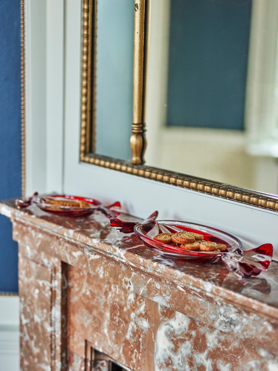 Sweetie Servierplatte, Rot, Glas in Red präsentiert im Onlineshop von KAQTU Design AG. Käsezubehör ist von Bloomingville