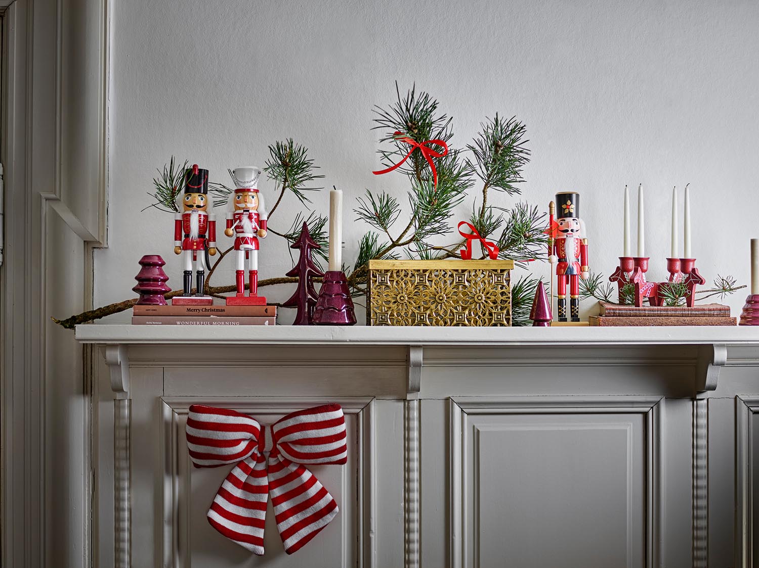 Woods Kerzenhalter, Rot, Steingut in Red präsentiert im Onlineshop von KAQTU Design AG. Kerzenständer ist von Bloomingville
