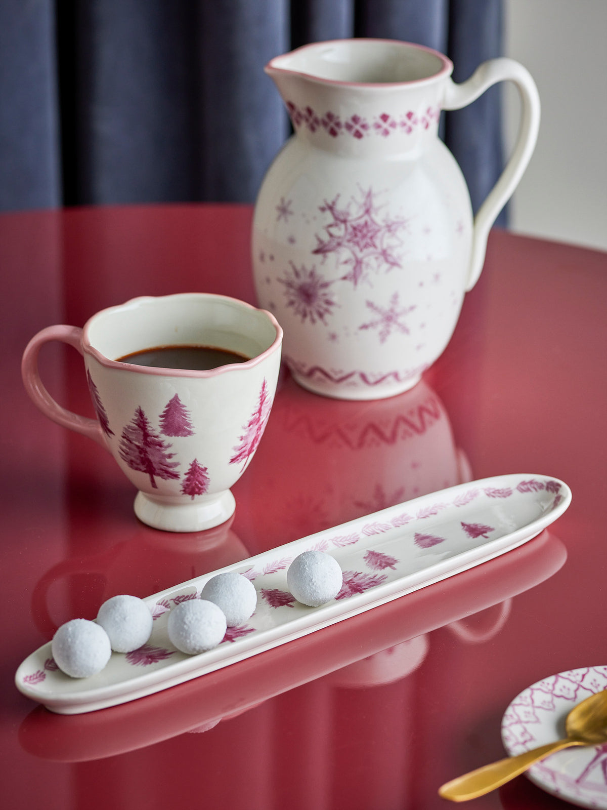 Wonderland Servierplatte, Rose, Steingut in Rose präsentiert im Onlineshop von KAQTU Design AG. Käsezubehör ist von Bloomingville