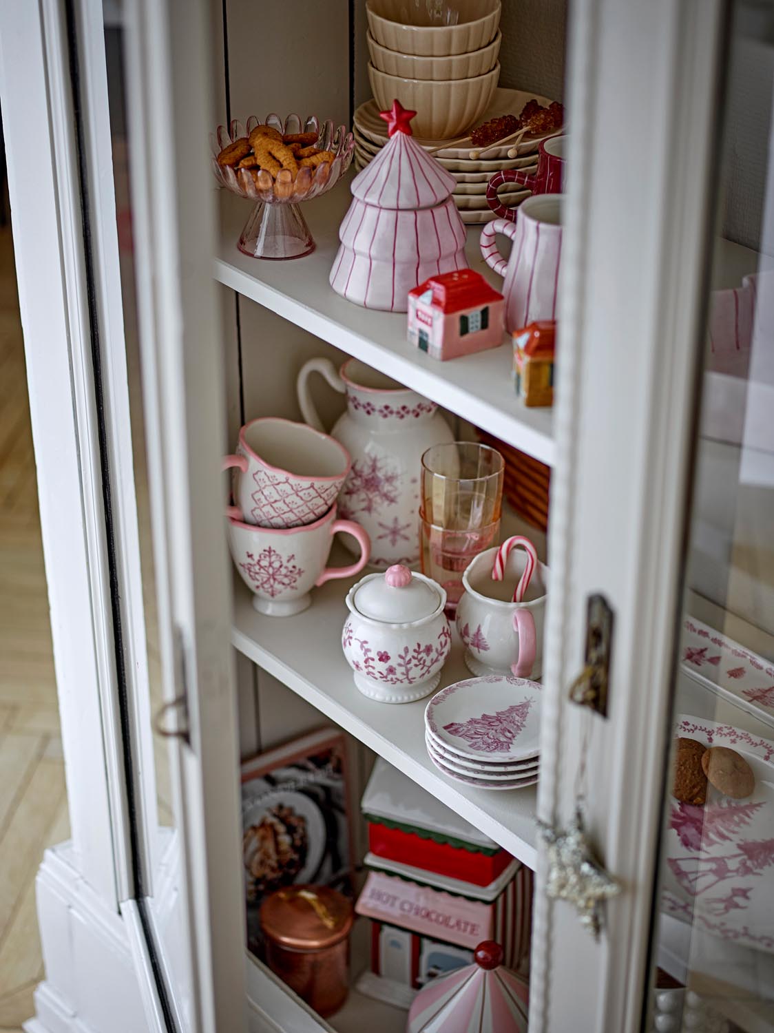 Wonderland Becher, Rose, Steingut in Rose präsentiert im Onlineshop von KAQTU Design AG. Tasse ist von Bloomingville