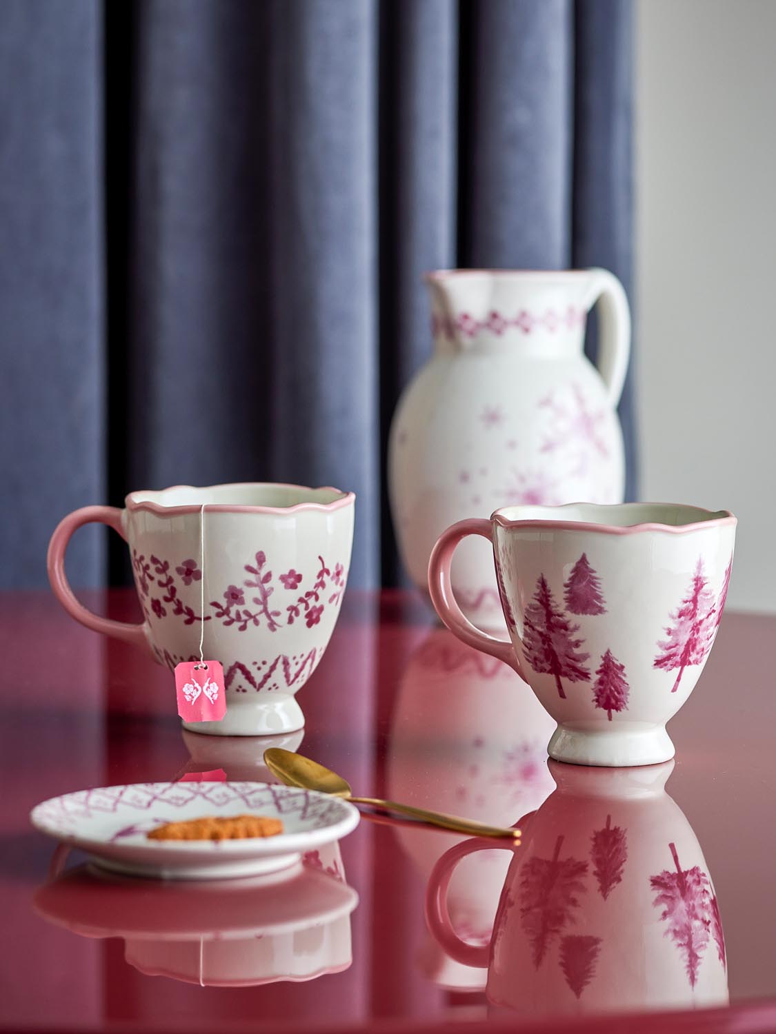 Wonderland Becher, Rose, Steingut in Rose präsentiert im Onlineshop von KAQTU Design AG. Tasse ist von Bloomingville