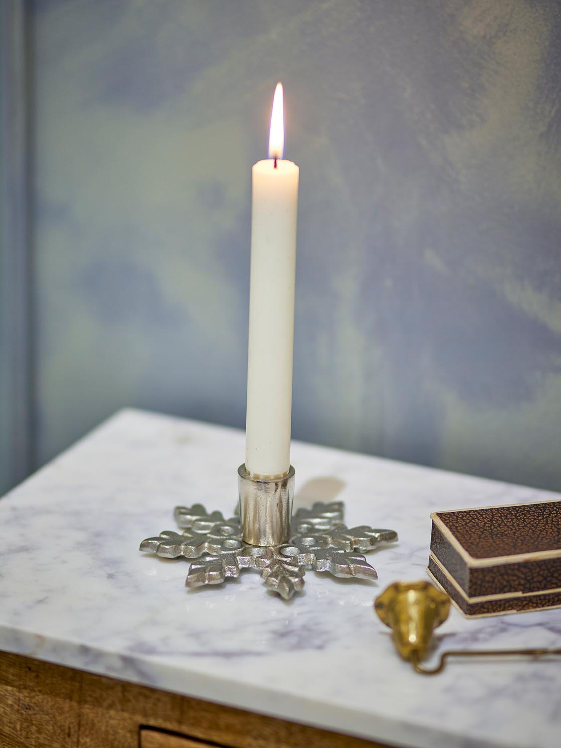 Kashi Kerzenhalter, Silber, Metall in Silver präsentiert im Onlineshop von KAQTU Design AG. Kerzenständer ist von Bloomingville