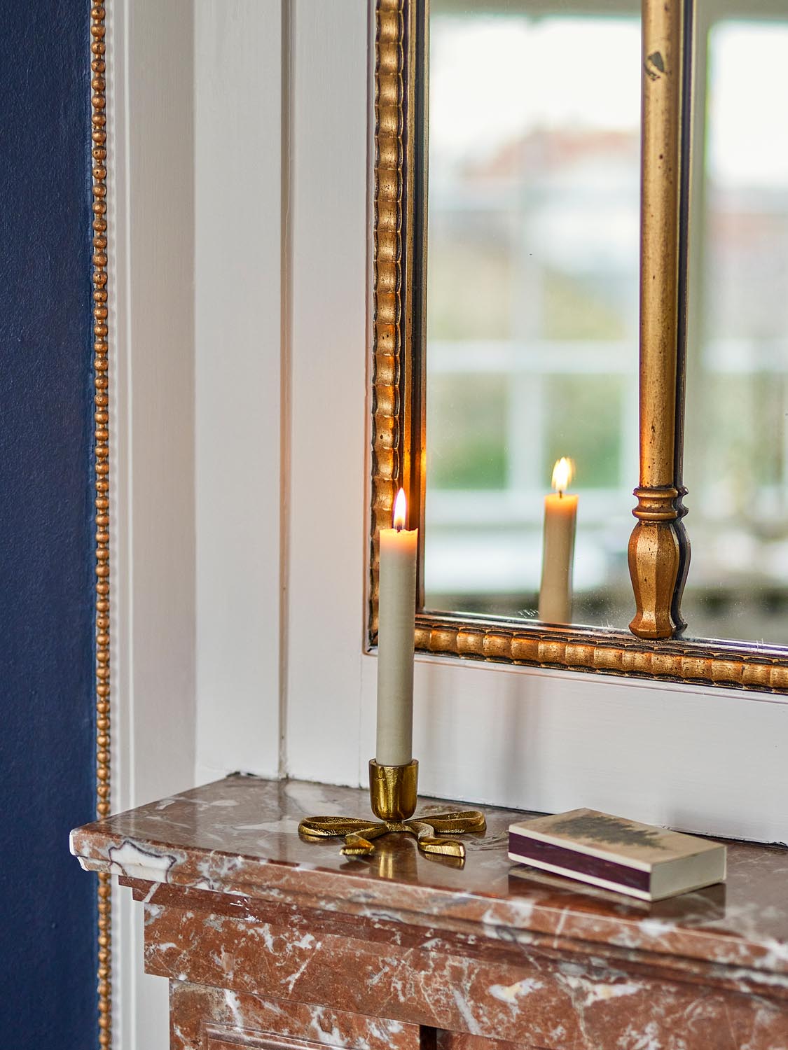 Nanda Kerzenhalter, Gold, Aluminium in Gold präsentiert im Onlineshop von KAQTU Design AG. Kerzenständer ist von Bloomingville