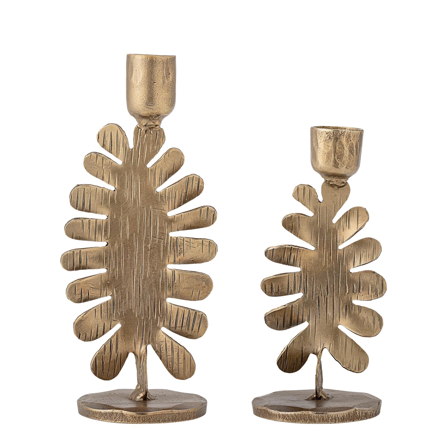 Oaken Kerzenhalter, Gold, Metall in Gold präsentiert im Onlineshop von KAQTU Design AG. Kerzenständer ist von Bloomingville