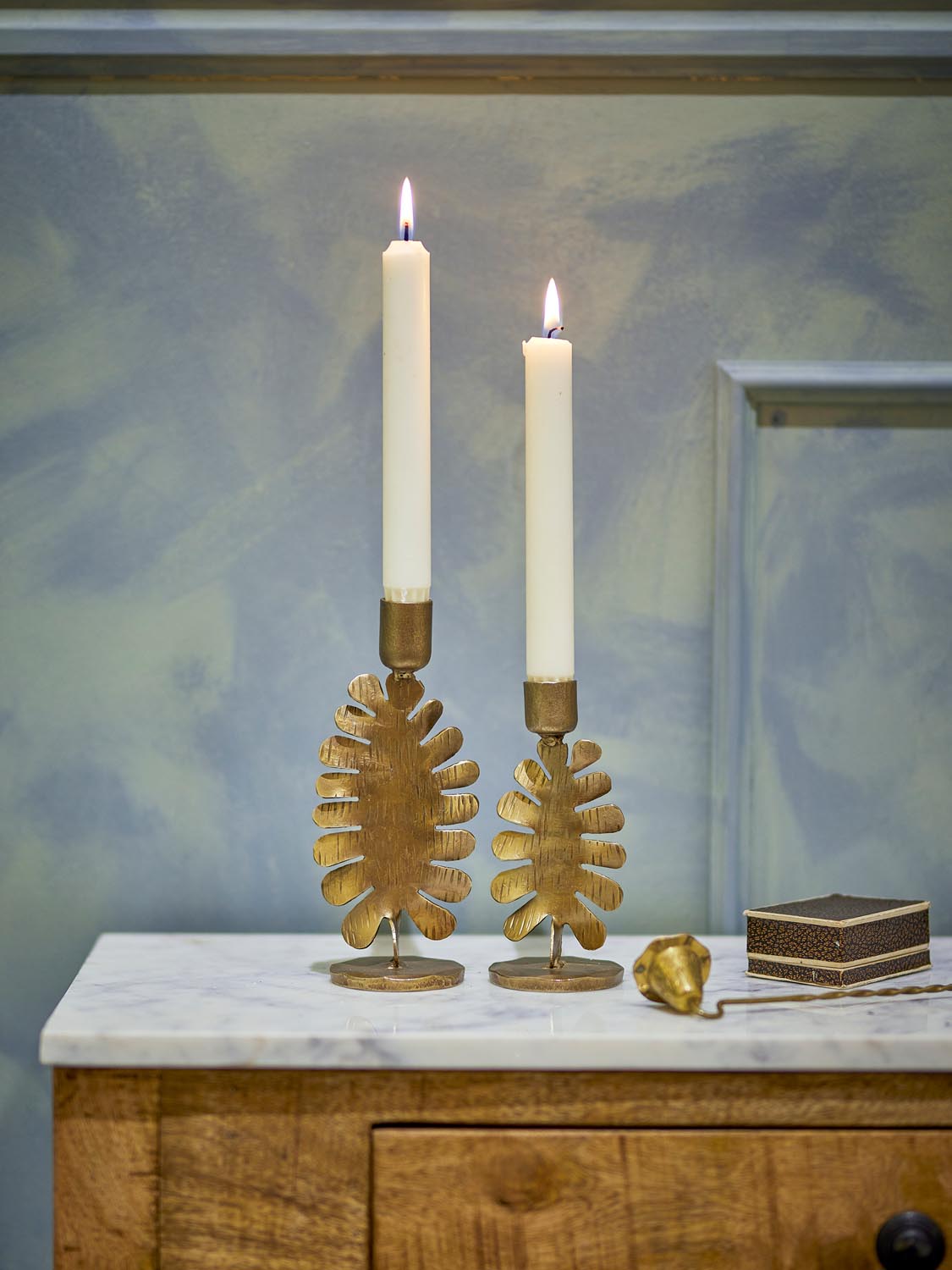 Oaken Kerzenhalter, Gold, Metall in Gold präsentiert im Onlineshop von KAQTU Design AG. Kerzenständer ist von Bloomingville