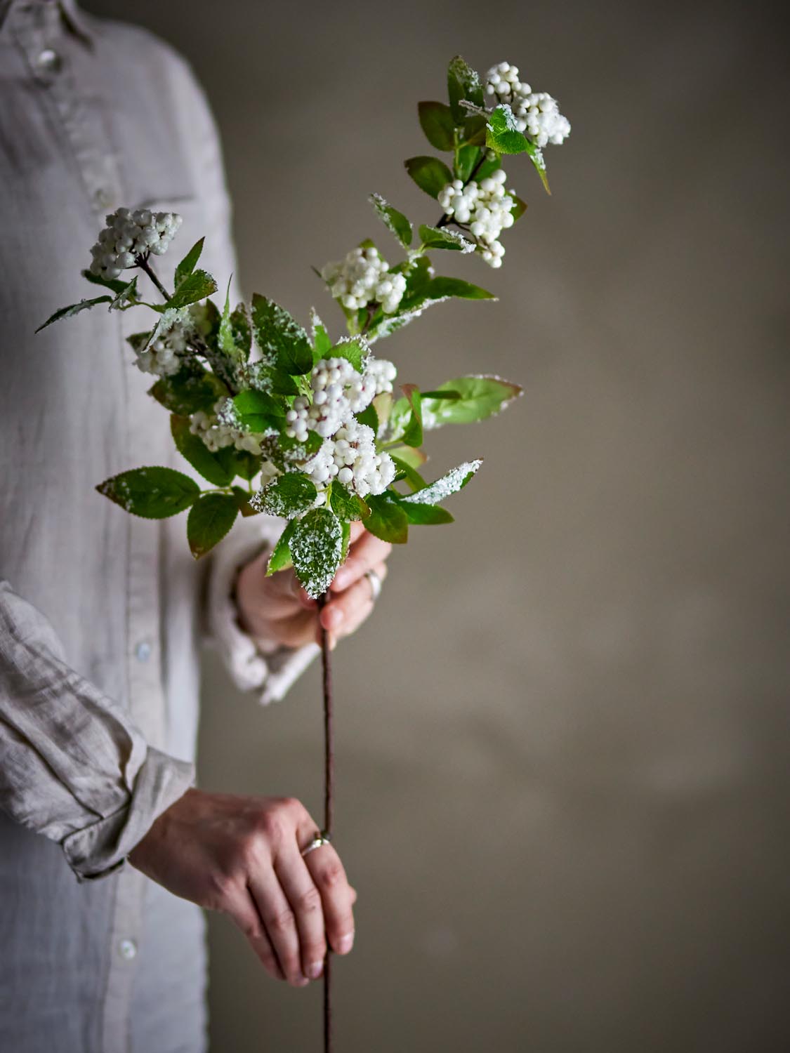 Snowberry Stiel, Weiß, Künstliche Blumen in White präsentiert im Onlineshop von KAQTU Design AG. Kunstpflanze ist von Bloomingville