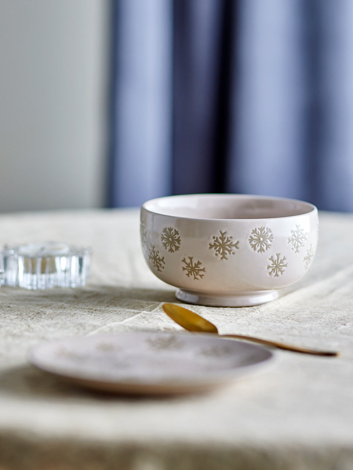 Weisse Snowie Schale aus Steingut von Bloomingville mit reaktiver Glasur und leichten Farbnuancen, rund geformt, Teil eines 4er-Sets