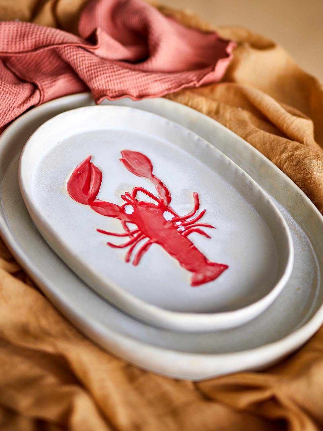 Hadden Servierplatte, Rot, Steingut in Red präsentiert im Onlineshop von KAQTU Design AG. Käsezubehör ist von Creative Collection