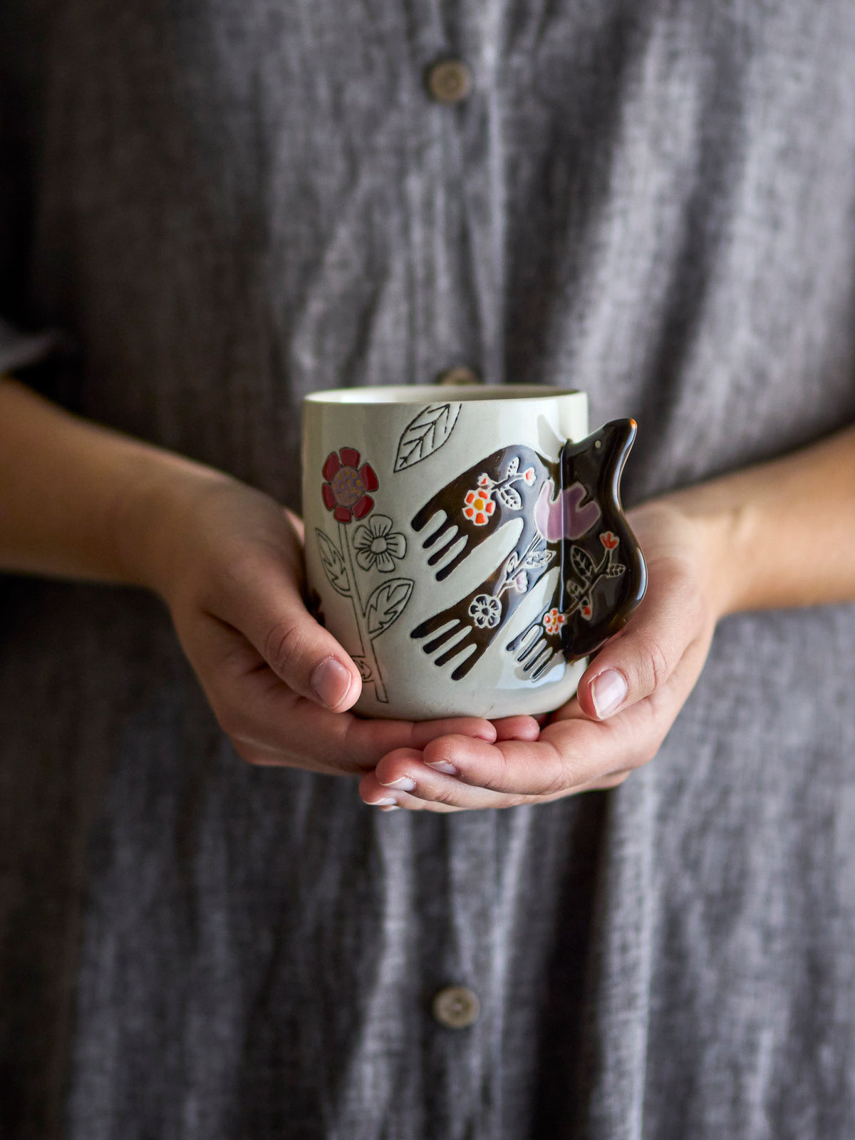 Vivielle Tasse, Bunt, Steingut in Multi präsentiert im Onlineshop von KAQTU Design AG. Tasse ist von Bloomingville