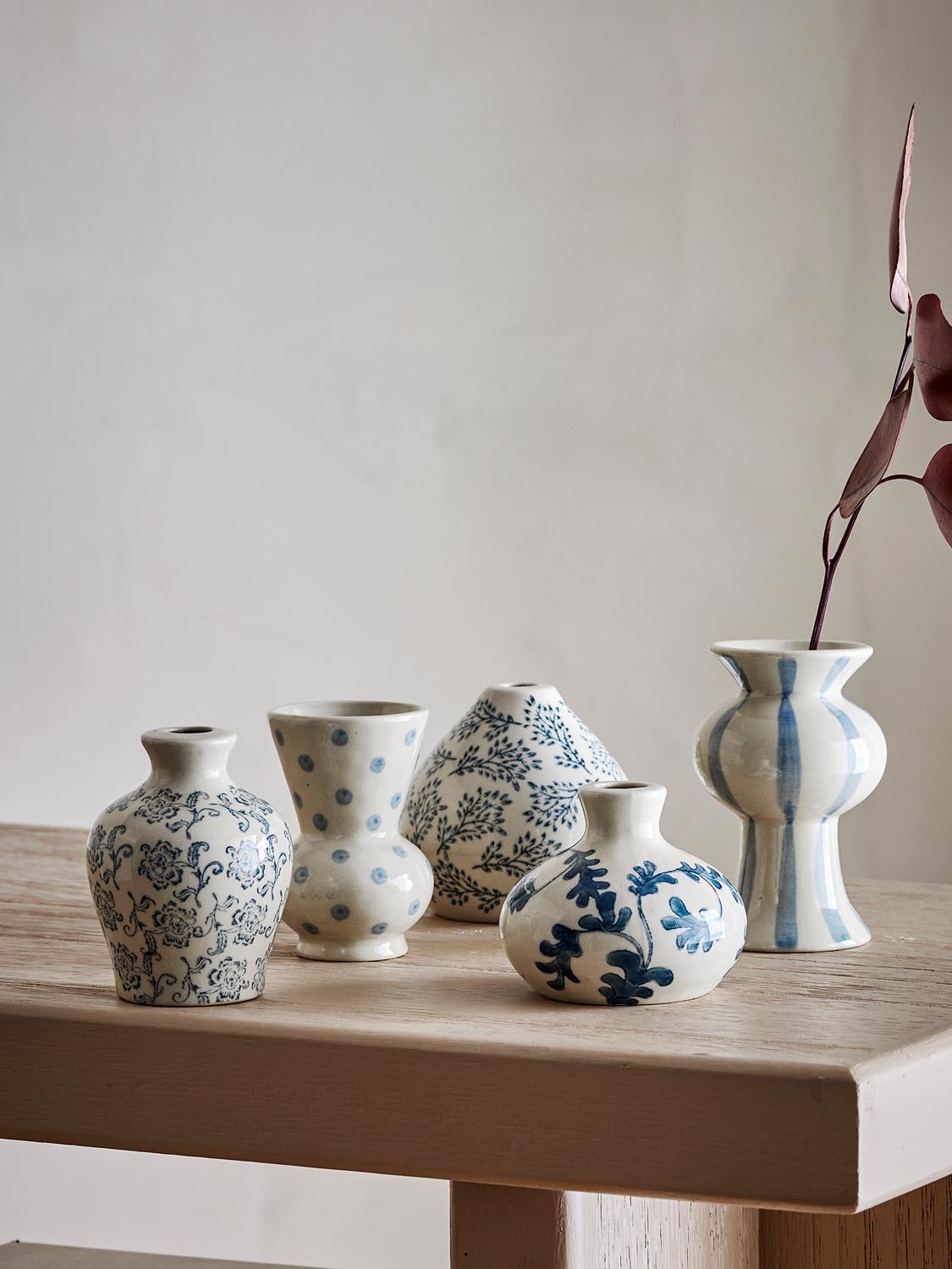 Quinto Vase, Blau, Steingut in Blue präsentiert im Onlineshop von KAQTU Design AG. Vase ist von Bloomingville
