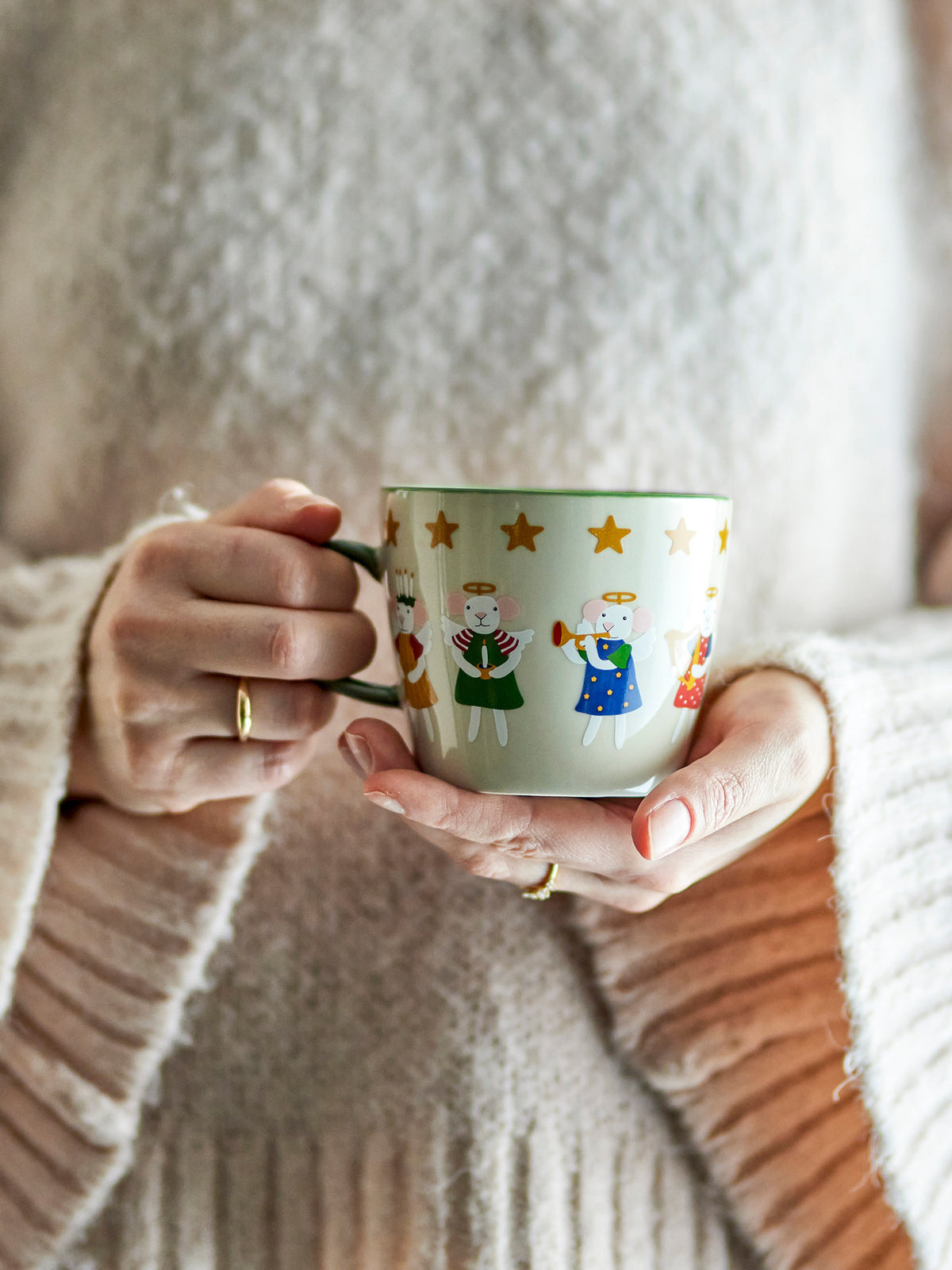 Peo Becher in Weiss aus Steingut von Bloomingville, mit glänzend grünem Henkel, Maus-Motiv und goldenen Sternen verziert, 4er-Set