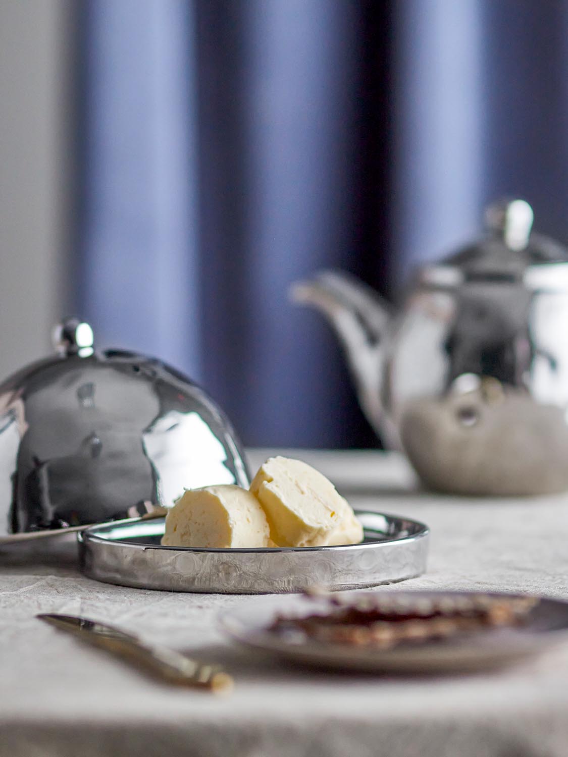 Shine Butterdose, Silber, Steingut in Silver präsentiert im Onlineshop von KAQTU Design AG. Käsezubehör ist von Bloomingville