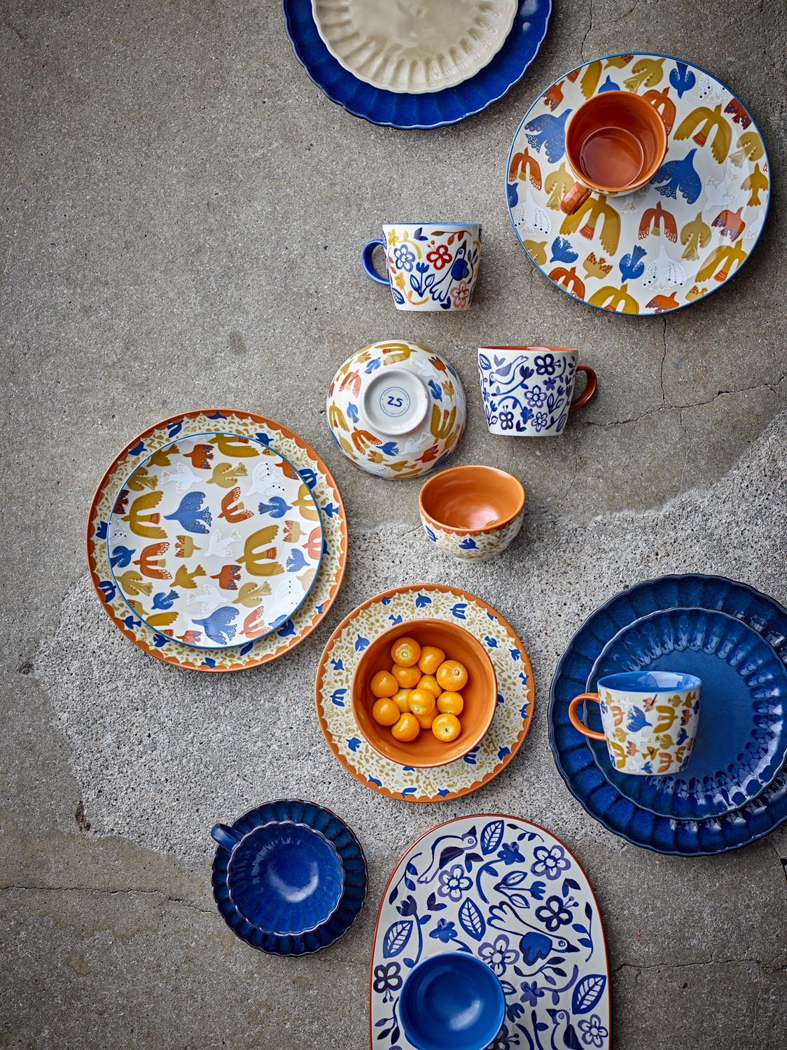 Figuria Servierplatte, Bunt, Steingut in Multi präsentiert im Onlineshop von KAQTU Design AG. Käsezubehör ist von Bloomingville