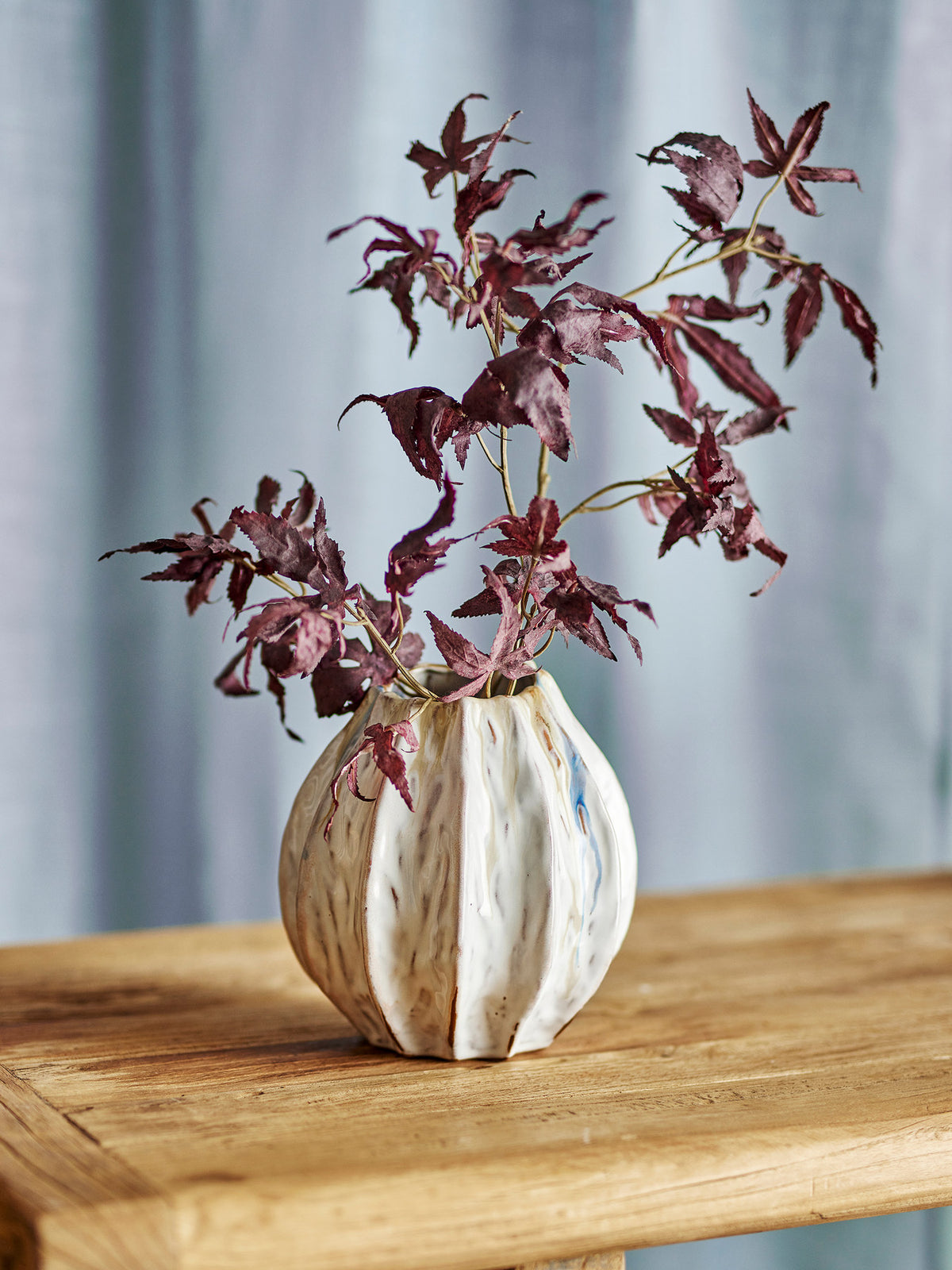 Feray Vase aus Steingut in Beige mit reaktiver Glasur, geformten Rillen und wellenförmiger Öffnung, Durchmesser 17 cm, Höhe 18 cm