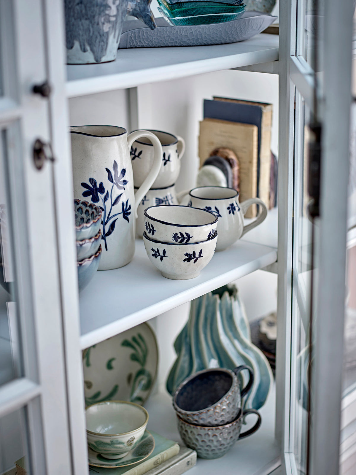 Dilara Vase, Blau, Steingut in Blue präsentiert im Onlineshop von KAQTU Design AG. Vase ist von Creative Collection