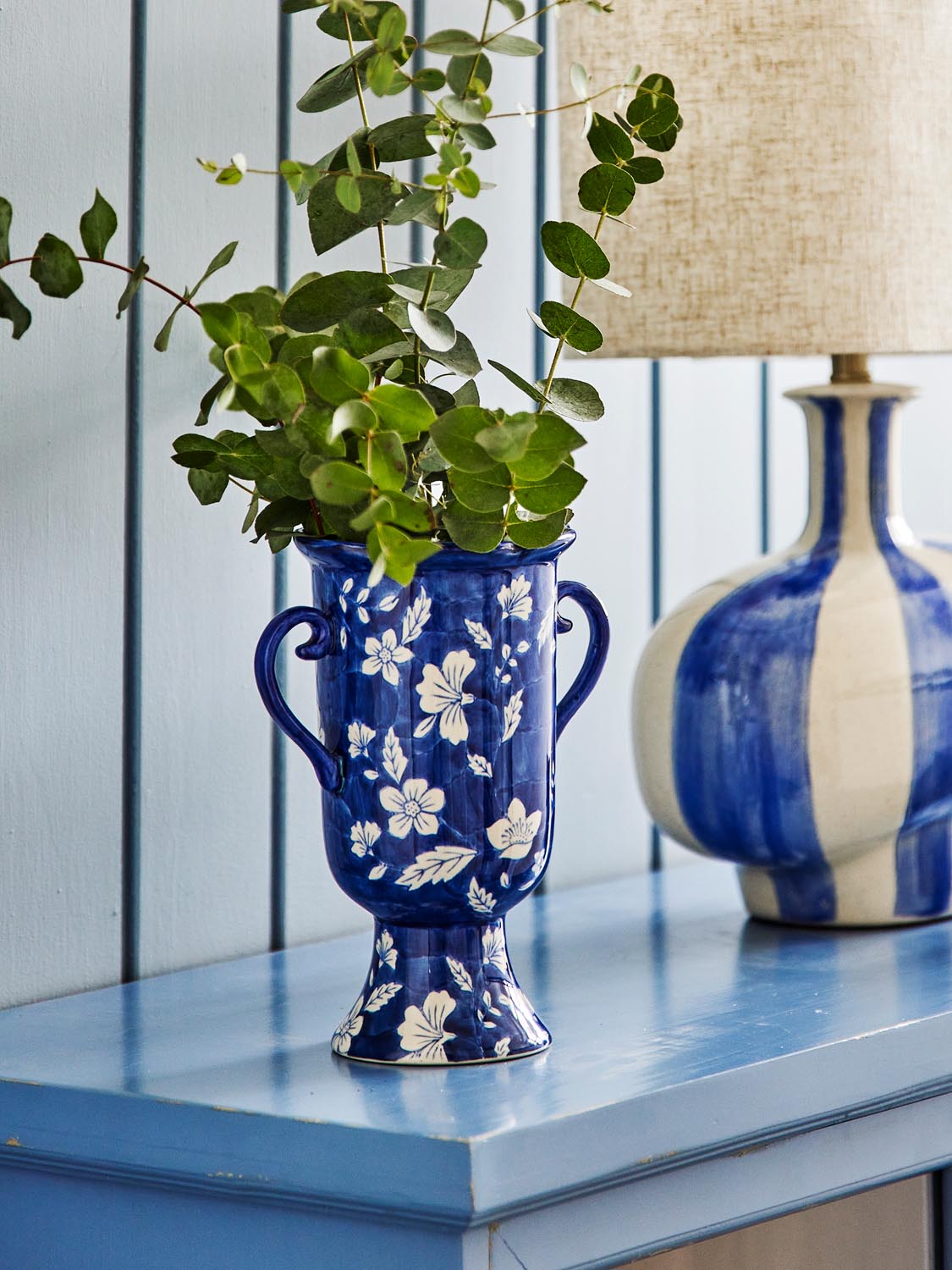 Amara Vase, Blau, Steingut in Blue präsentiert im Onlineshop von KAQTU Design AG. Vase ist von Creative Collection