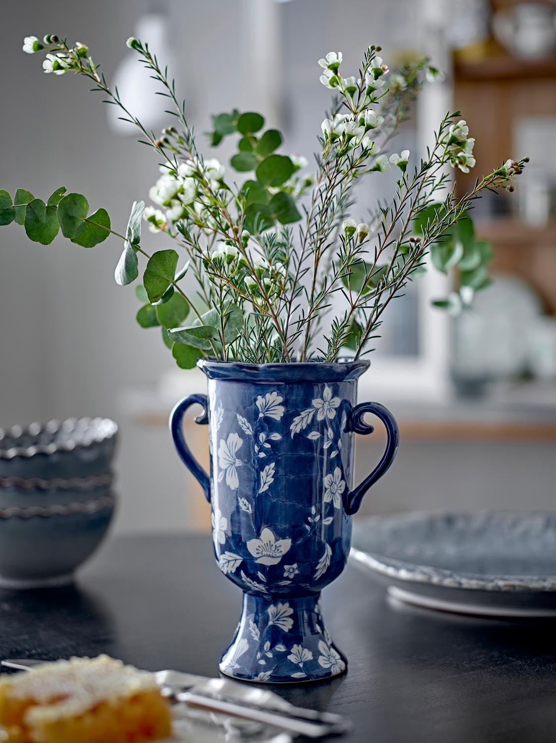 Amara Vase, Blau, Steingut in Blue präsentiert im Onlineshop von KAQTU Design AG. Vase ist von Creative Collection