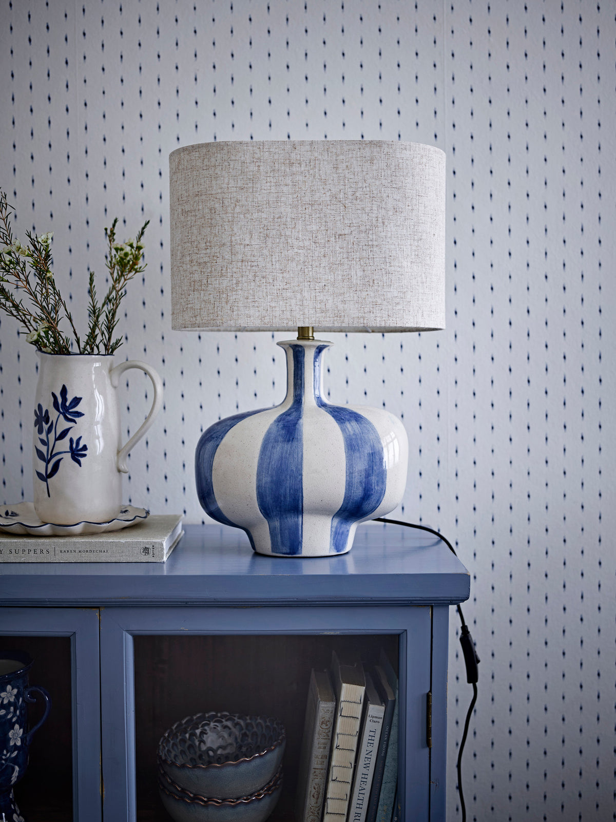 Eimy Krug, Blau, Steingut in Blue präsentiert im Onlineshop von KAQTU Design AG. Kanne ist von Creative Collection