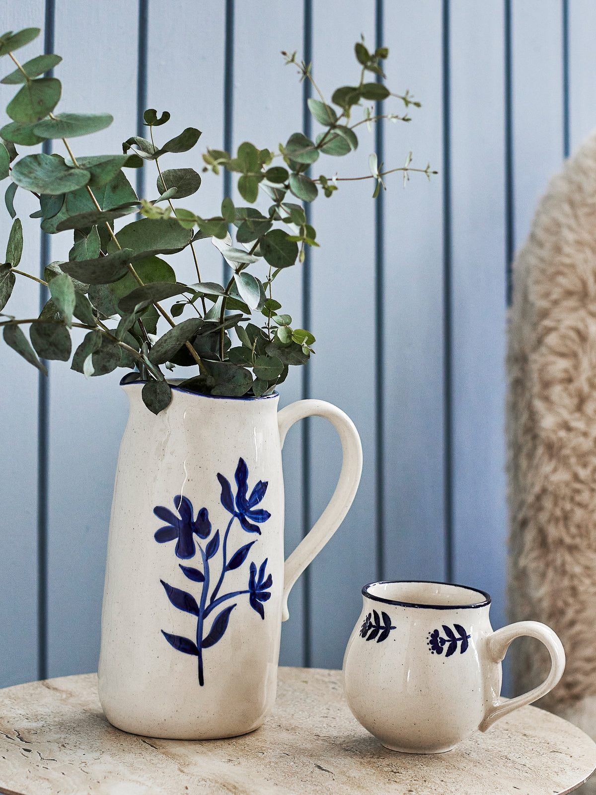 Eimy Krug, Blau, Steingut in Blue präsentiert im Onlineshop von KAQTU Design AG. Kanne ist von Creative Collection