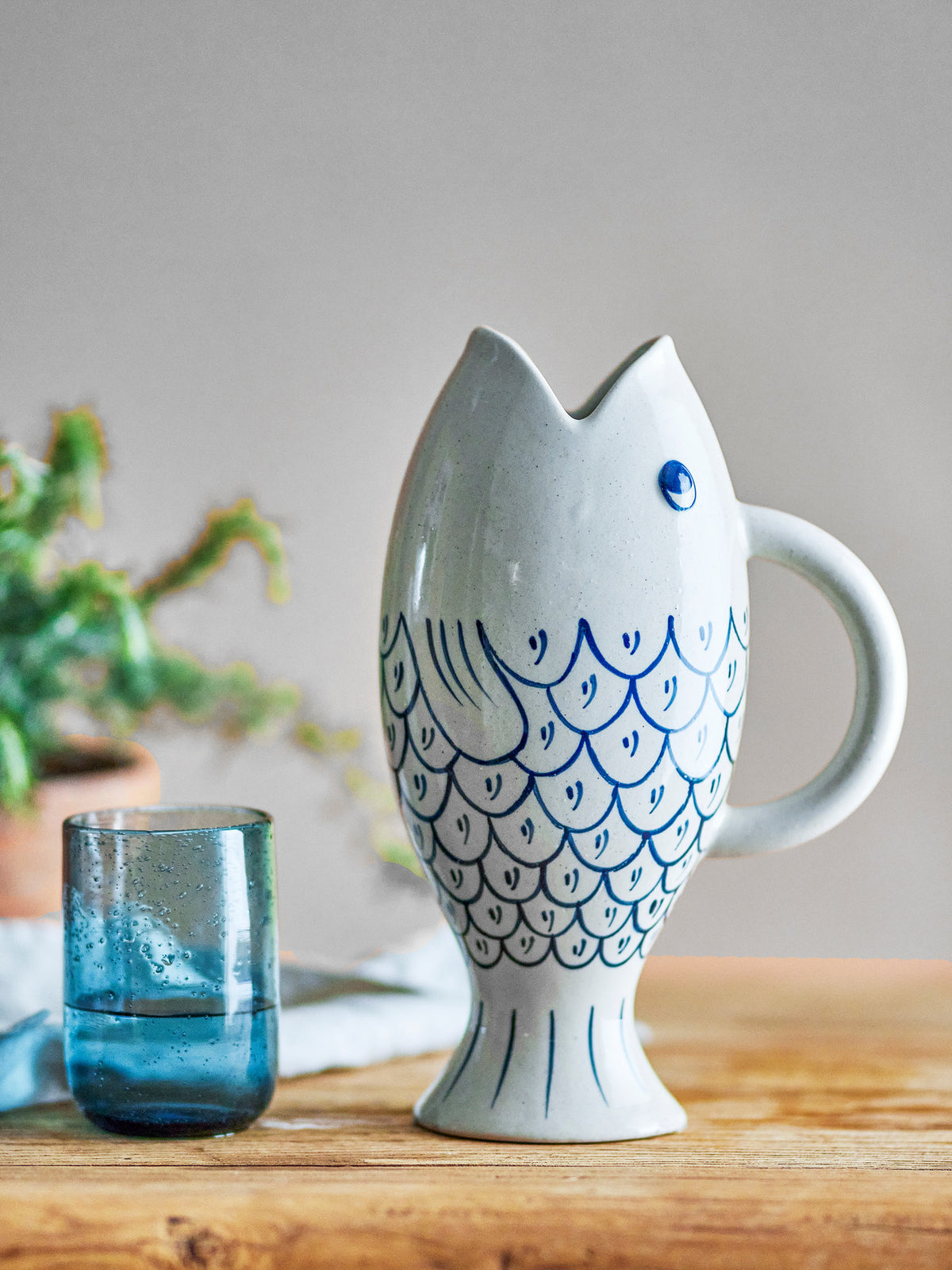Eimy Krug, Blau, Steingut in Blue präsentiert im Onlineshop von KAQTU Design AG. Kanne ist von Creative Collection