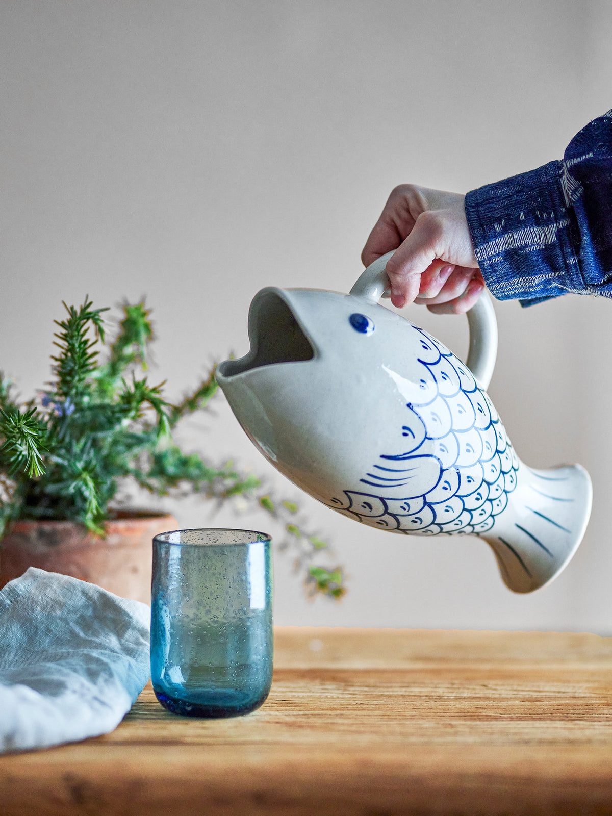 Eimy Krug, Blau, Steingut in Blue präsentiert im Onlineshop von KAQTU Design AG. Kanne ist von Creative Collection