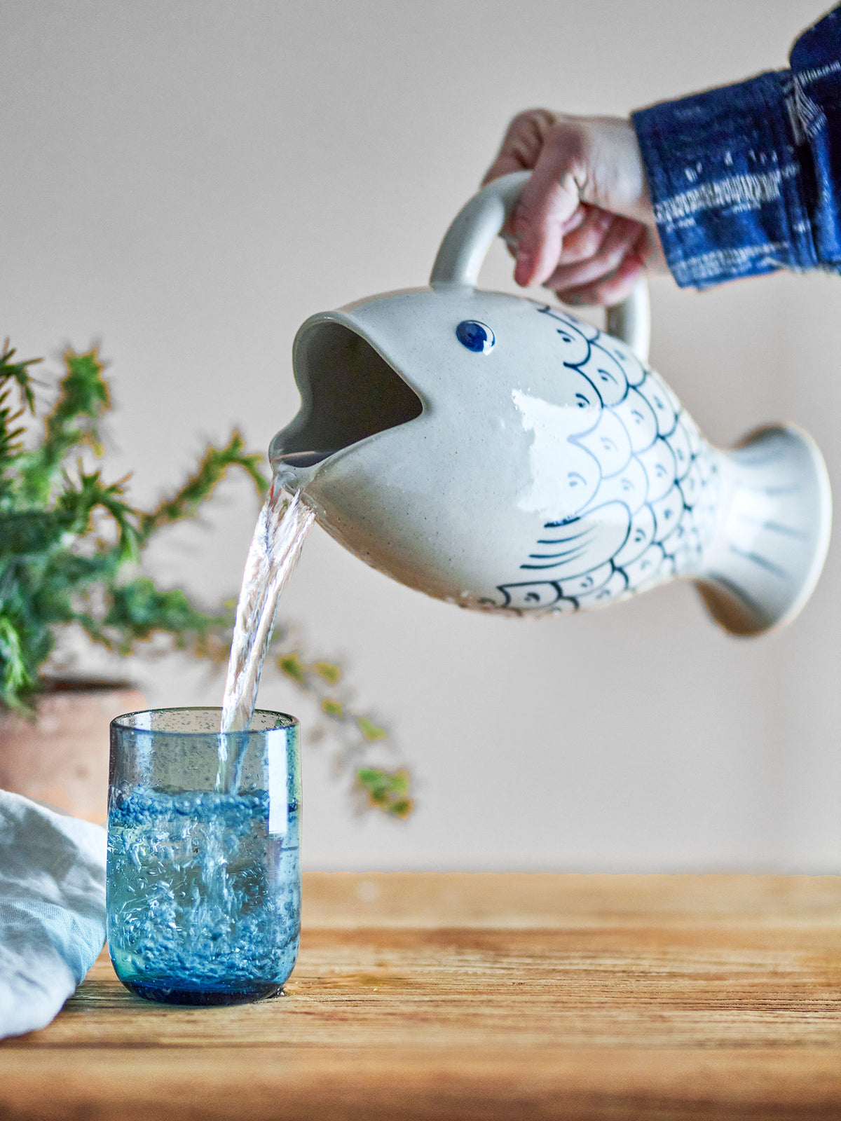 Eimy Krug, Blau, Steingut in Blue präsentiert im Onlineshop von KAQTU Design AG. Kanne ist von Creative Collection