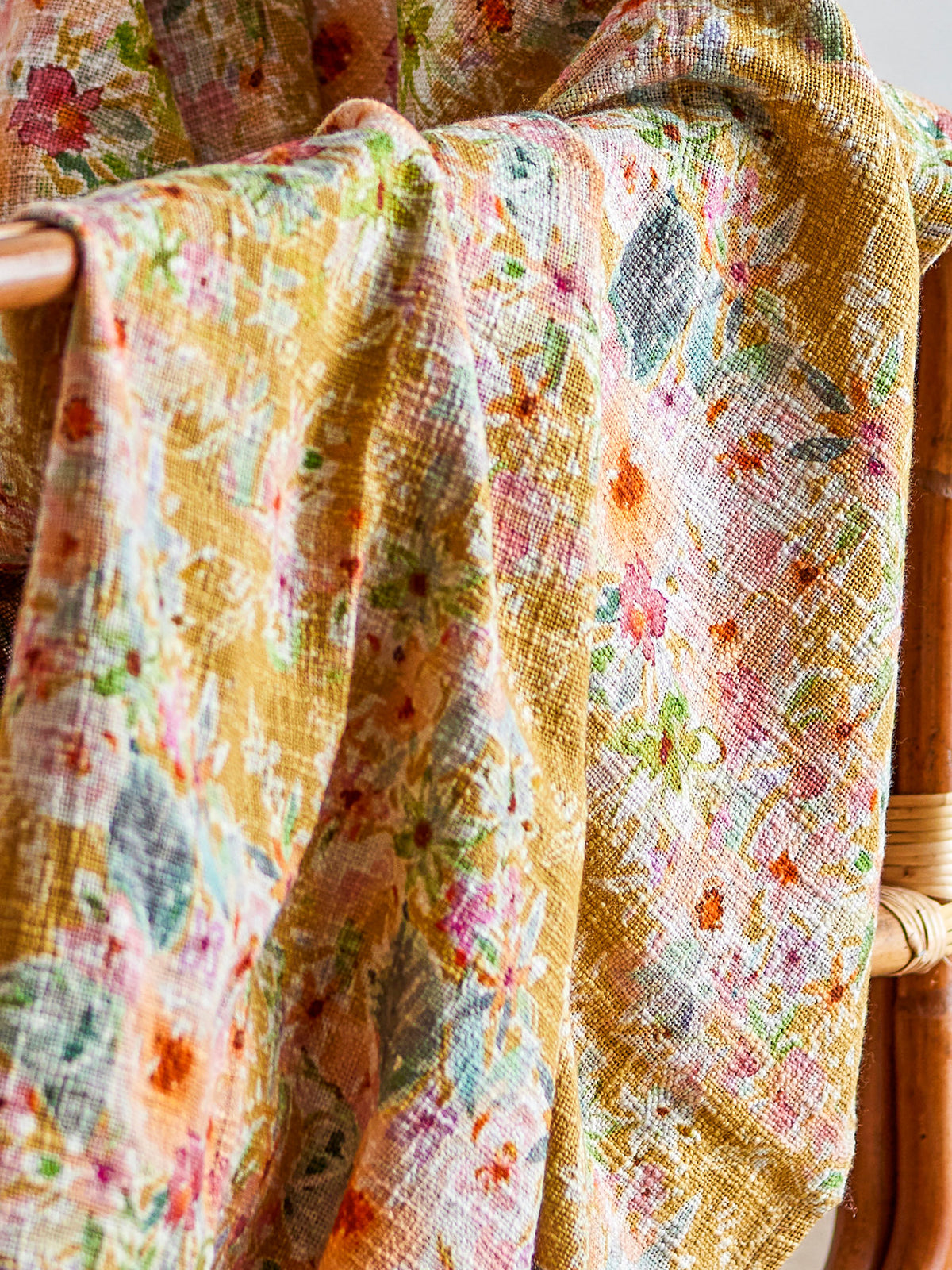 Manoj Decke, Bunt, Baumwolle in Multi präsentiert im Onlineshop von KAQTU Design AG. Wolldecke ist von Creative Collection