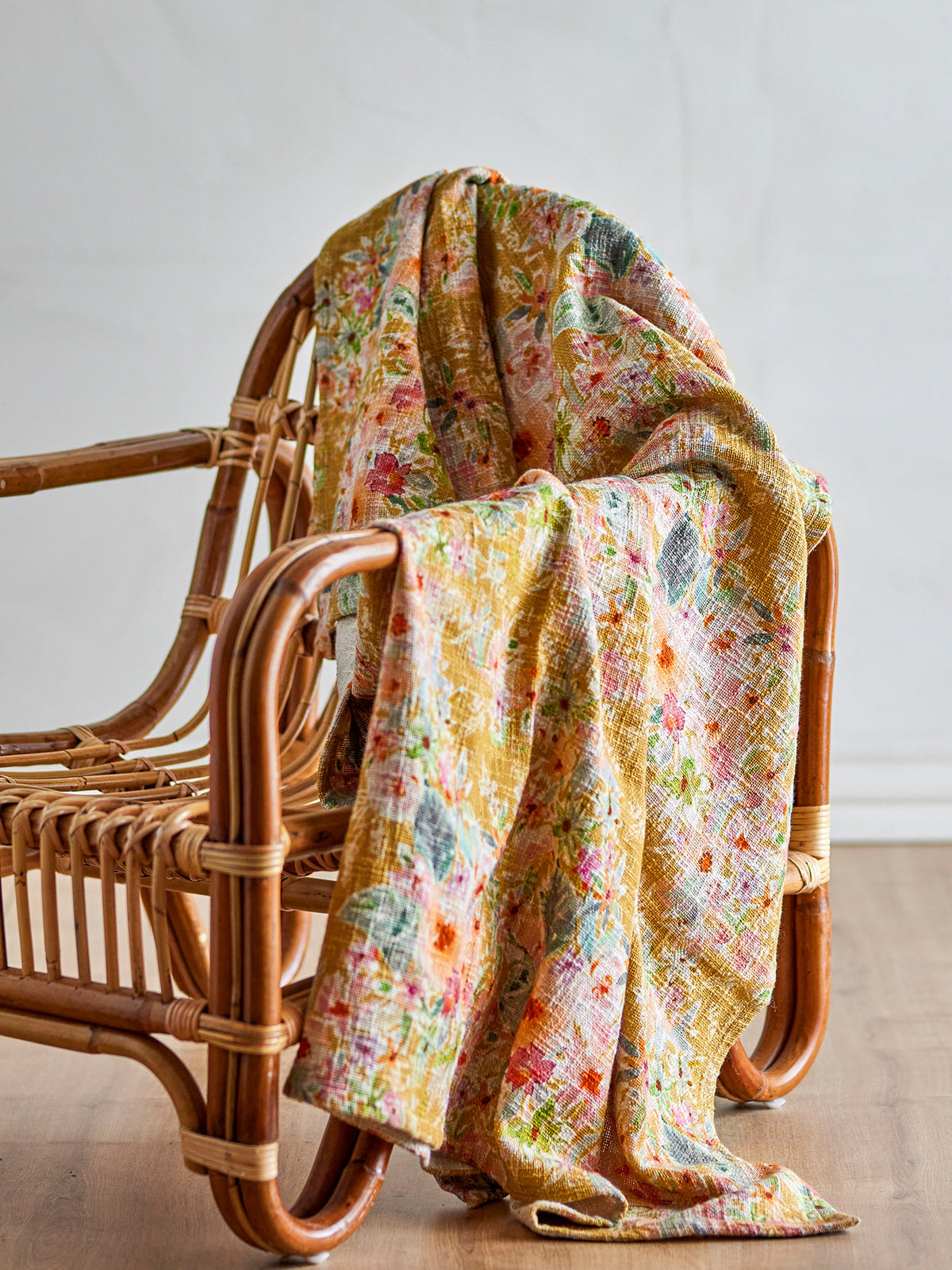 Manoj Decke, Bunt, Baumwolle in Multi präsentiert im Onlineshop von KAQTU Design AG. Wolldecke ist von Creative Collection