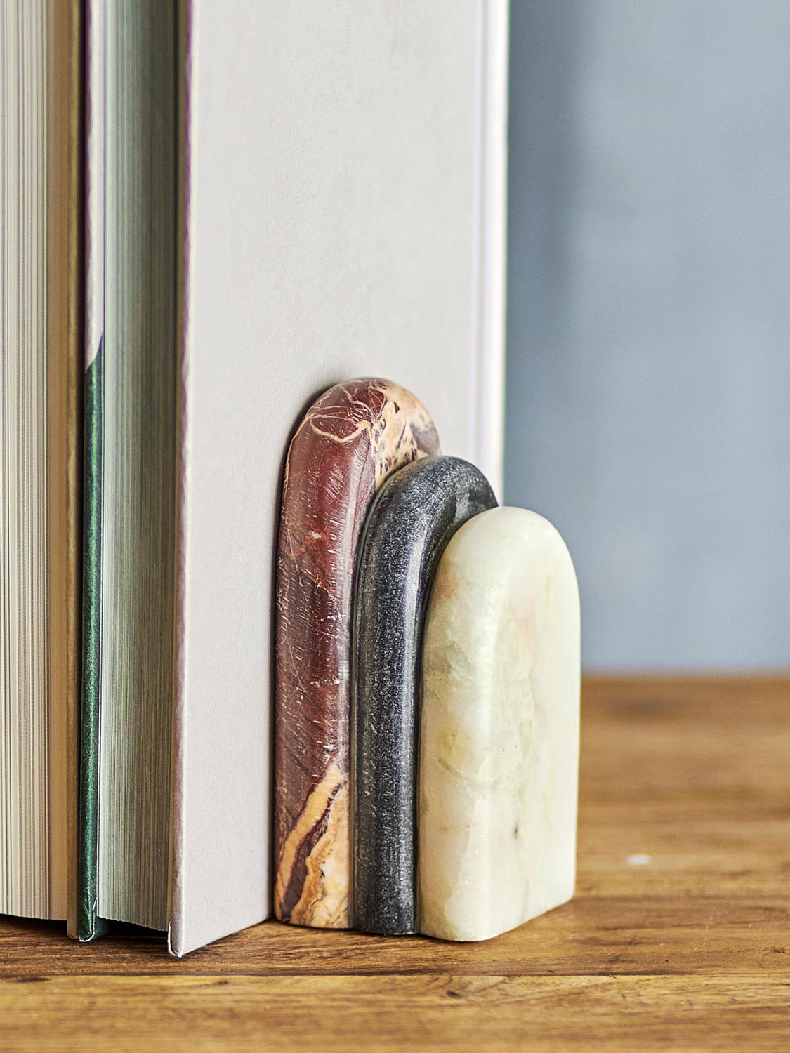 Vani Buchstütze, Bunt, Marmor in Multi präsentiert im Onlineshop von KAQTU Design AG. Kunstgegenstände ist von Creative Collection
