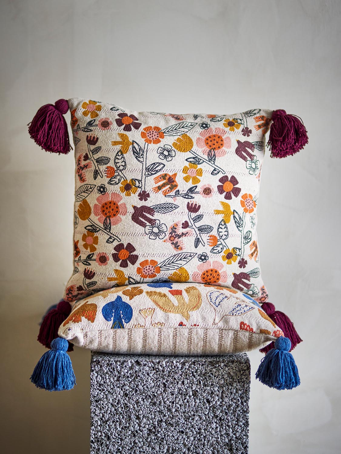 Vivielle Kissen, Bunt, Baumwolle in Multi präsentiert im Onlineshop von KAQTU Design AG. Deko Kissenbezug ist von Bloomingville