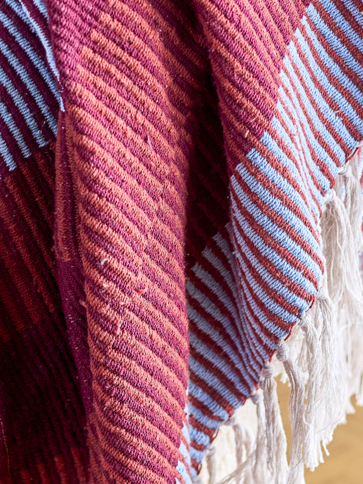 Bunte Wolldecke Isnel von Creative Collection aus Mischfasern, geflochtene Oberfläche, garngefärbtes Muster im Boho Chic Stil, 160x130 cm.