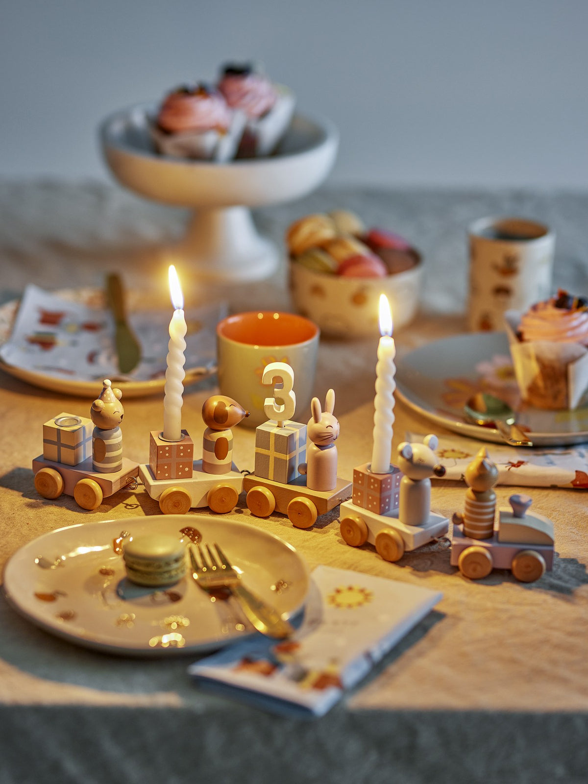 Bunter Geburtstagszug aus MDF mit fünf Waggons, Zahlen 0 bis 9 und Kerzenhaltern, dekoriert mit Tieren und Geschenken in Pastelltönen.