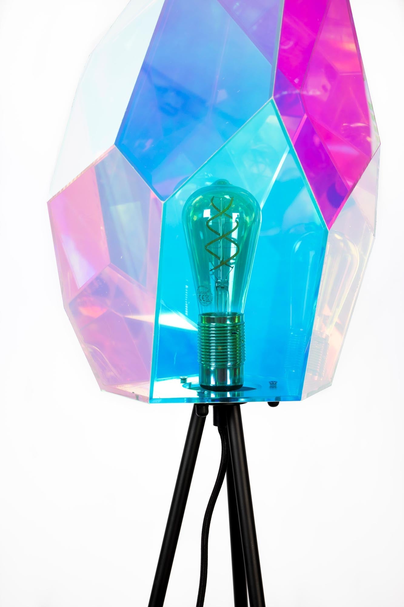 Die Diamond Dear Stehleuchte von Bold Monkey besticht durch ihr elegantes, modernes Design und setzt stilvolle Akzente.