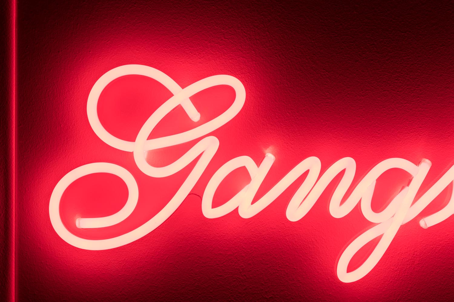 LED-Neonlicht von Bold Monkey im Gangster-Stil, ideal für moderne Räume, die einen trendigen und einzigartigen Akzent suchen.
