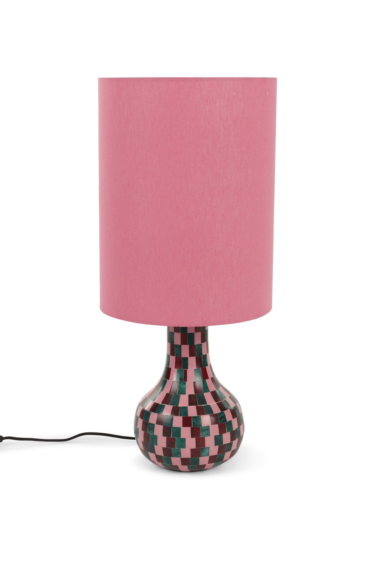 Tischlampe von Bold Monkey mit Fuss aus Eisen und grafischem Blockmuster in Pink, schwarzem Kabel und rundem Lampenschirm.