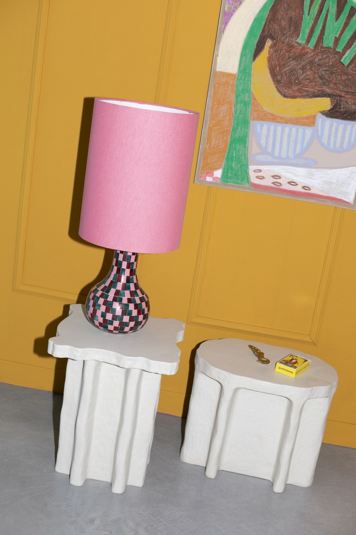 Tischlampe von Bold Monkey mit Fuss aus Eisen und grafischem Blockmuster in Pink, schwarzem Kabel und rundem Lampenschirm.