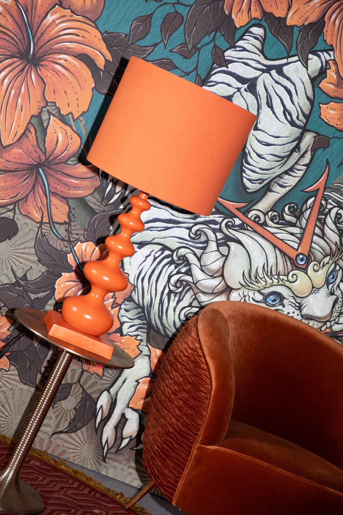 Stehlampe von Bold Monkey aus Eisen in leuchtendem Orange, geschwungene Form, mit E27-Fassung, Höhe 78 cm, für den Innenbereich.